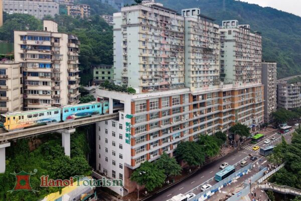 Check in đi tàu điện xuyên qua chung cư 19 tầng - Trung Quốc